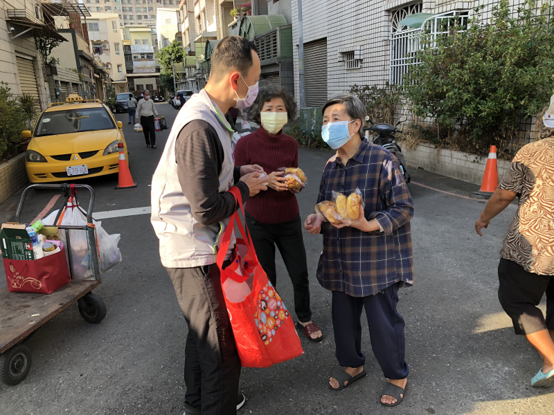 明新食品愛心麵包捐贈崇善里社區活動