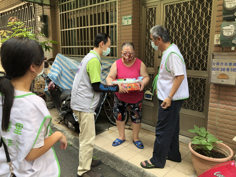 2022年8月份崇善里愛心團體捐贈物資給弱勢民眾獨居長者