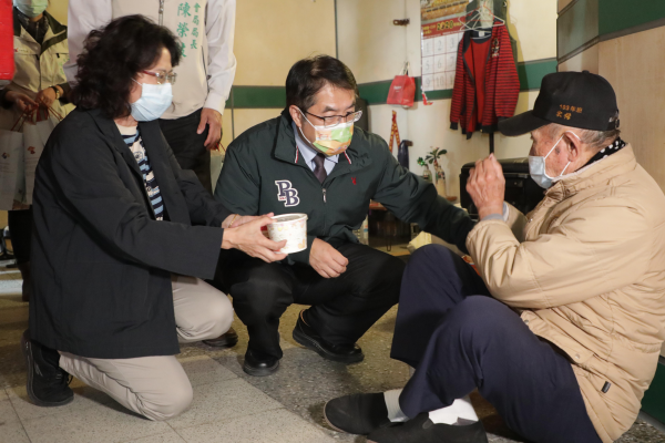 南市府啟動暖心關懷抵禦寒流來襲 黃偉哲今晚為街友送上熱湯及禦寒